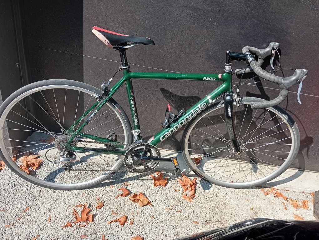Beautiful Metalic Green Cannondale Road Bike, Shimano Gears, 20" Frame