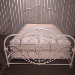 Complete Full Size Bed 