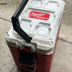 Milwaukee PACKOUT 16qt Cooler