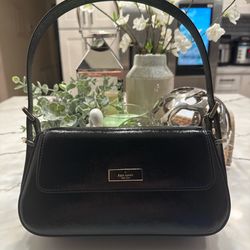 Patent leather mini bag by Kate Spade Cute, glossy, and stylish ✨ Perfect for a chic look 