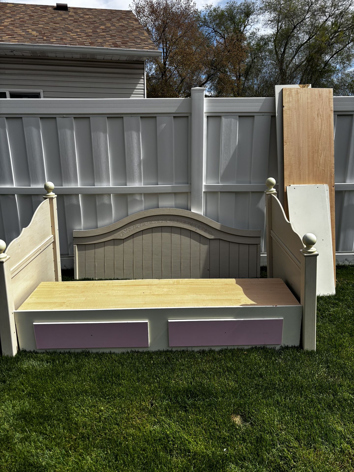 Free Cute Twin Size Daybed With Storage Drawers Underneath. Located in Murray