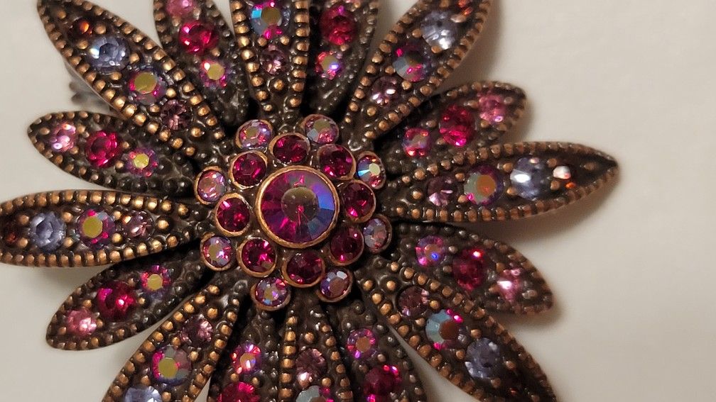 BEAUTIFUL VINTAGE COLECTIBAL BROOCH BY JOAN RIVER, SIGNED