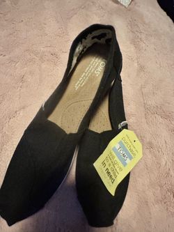 Tom’s Bob black canvas slip on