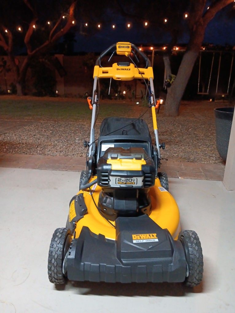 DEWALT MOWER Selfpropelled (Cortadora De Pasto) for Sale in Phoenix