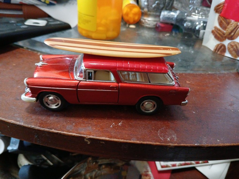 Kinsmart 1955 Chevrolet Nomad With Surfboard