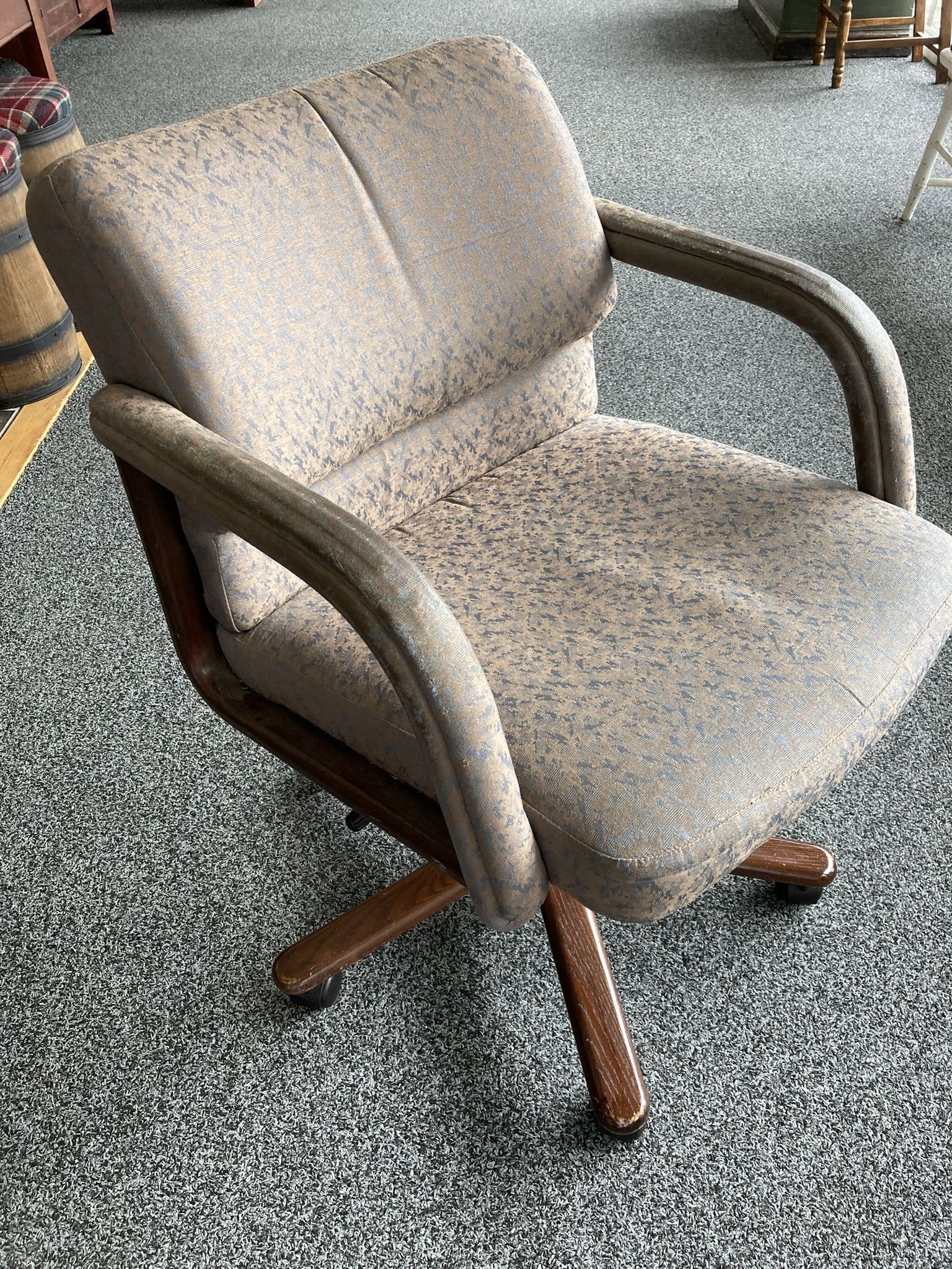 Desk Chair Sturdy No Rips Or Tears Easy Up & Down Adjusting Glides Easy (Arm Wear)