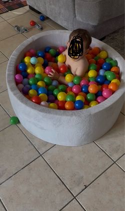 Hawsaiy Foam Ball Pit + 200 or so Colorful Balls