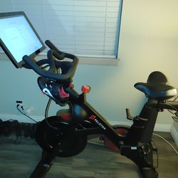 Peloton Bike - Less Than 1 Year Old-$900 PICK UP. Beaumont TX Generation 3