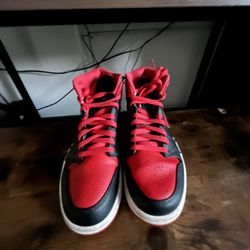 Jordan 1 Mids Alternative Bred