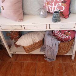 CUTE ENTRY TABLE AT PICKY PINCHERS 801 ST CLEARWATER OPEN TODAY 12-6 FREE DELIVERY