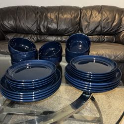24-Piece Threshold Westfield Navy Stoneware Dinnerware Set – Excellent Condition