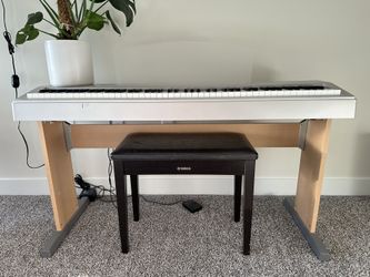 Yamaha P60-S Electronic Piano with Bench for Sale in Stamford, CT
