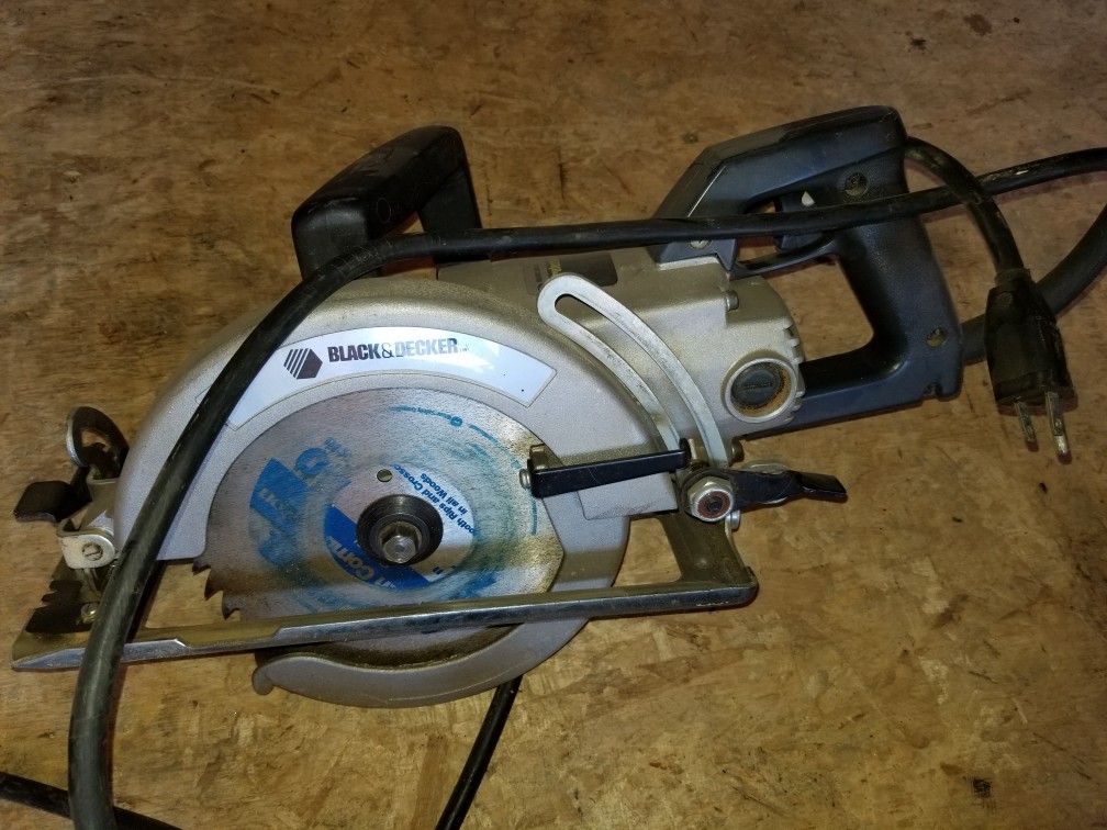 Black N Decker 7 1/4 worm drive saw