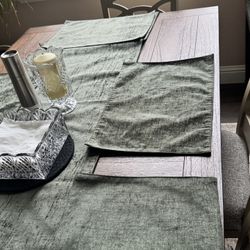 6 Chair And Dinning Table 