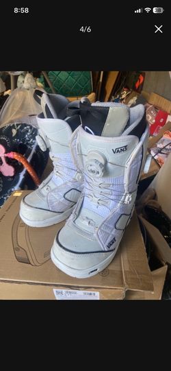 LOW PRICE MOVING- $350 RETAIL VANS WOMENS SNOWBOARDING BOOTS