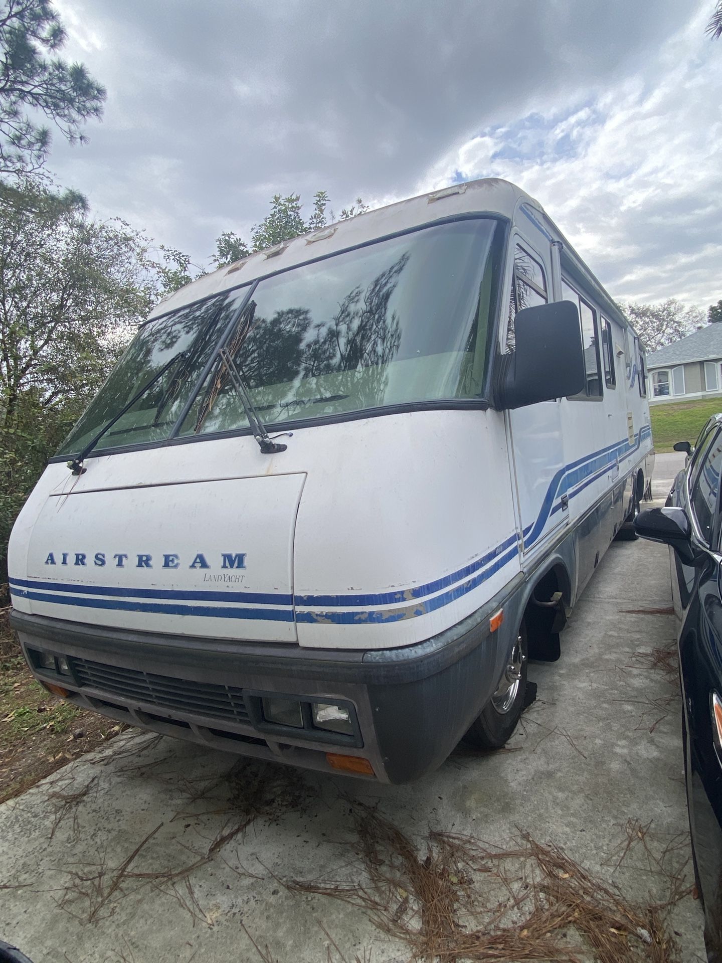 RV- Land Yacht 32’ Airstream