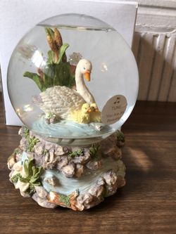 Musical snow globe, mother dock and her babies