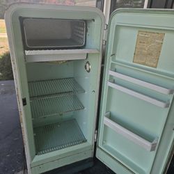 1950s Bintage Refrigerator  Works Cold Needs Outside Painintinh. Be Like New. 