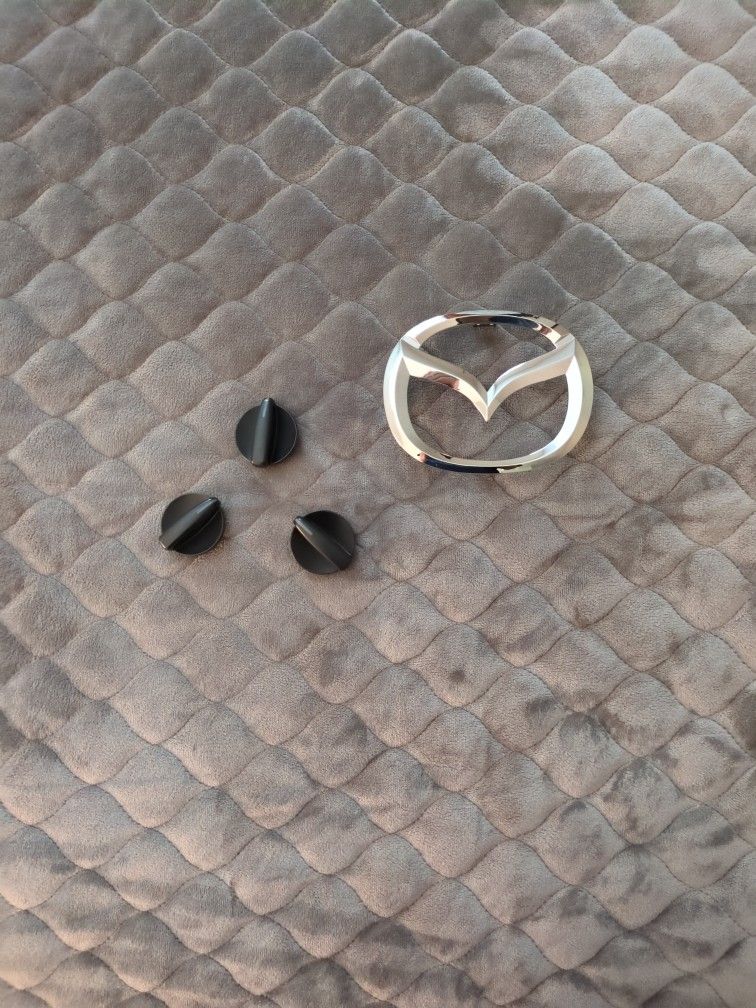 2004 Mazda 3 Front Grille Emblem & Climate Control Knobs