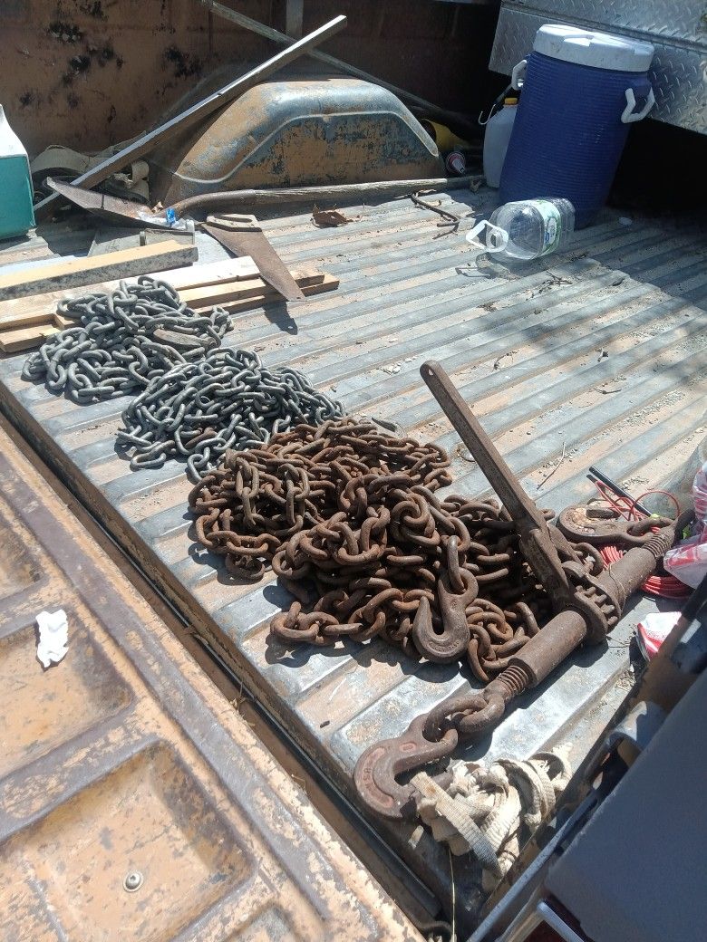 4 Chains 20 Ft . Two19 Ft.  One  17 Ft. 1 Ratchet. Asleep Is Please Don't Waist My Time.
