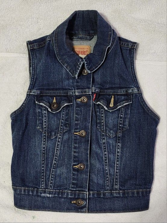 Levis Girls Denim Vest size XS - Pre-owned and in beautiful condition