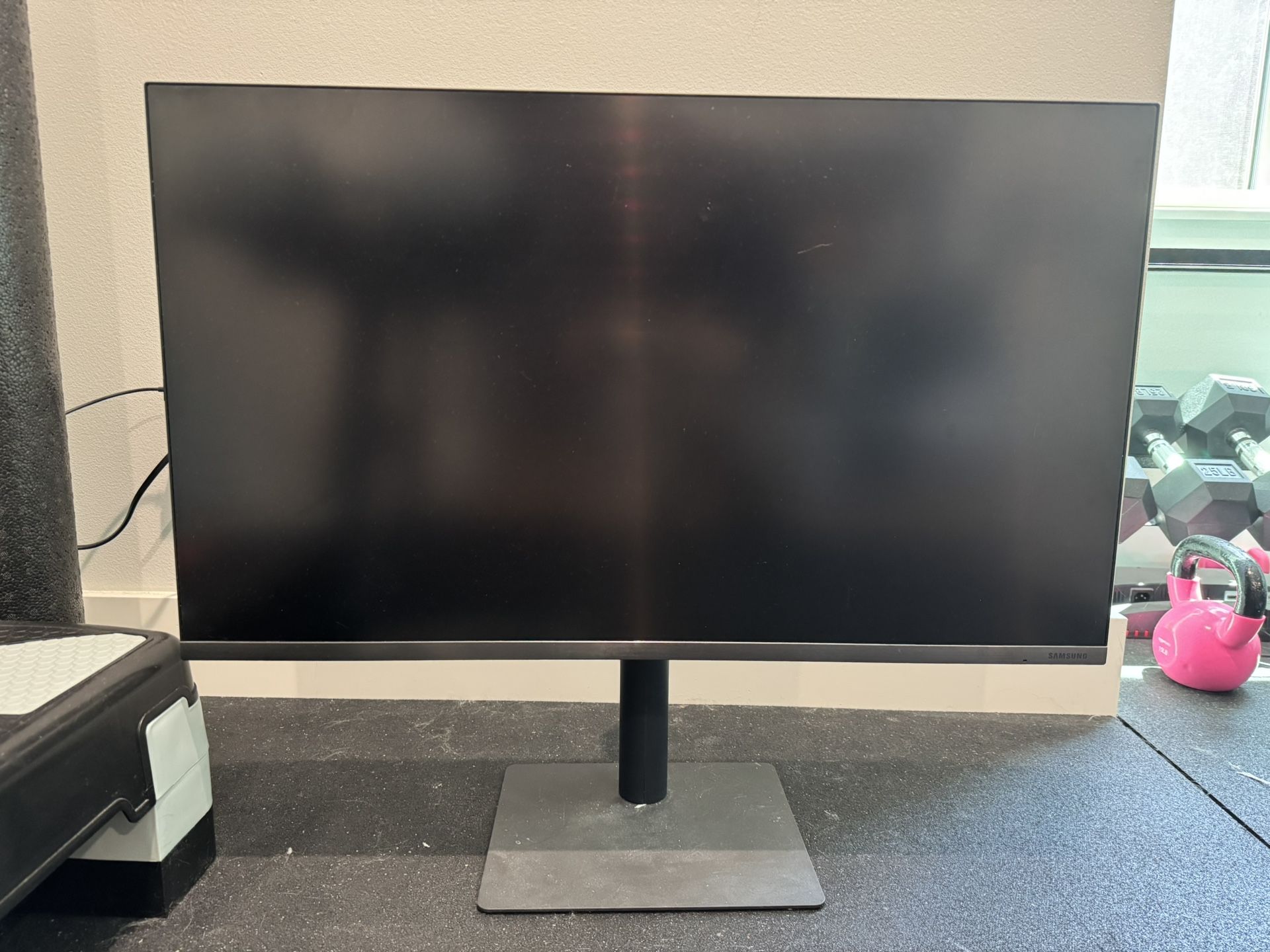 Samsung 32” UHD Monitor Thunderbolt