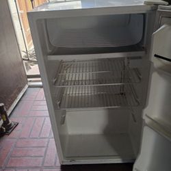 REFRIGERATOR  KENMORE 