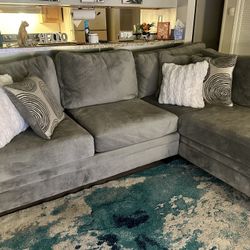L Shaped Modern Sectional Sofa – Excellent Condition (willing to negotiate)