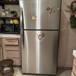 GE Refrigerator 21.9 CU FT Top Freezer 