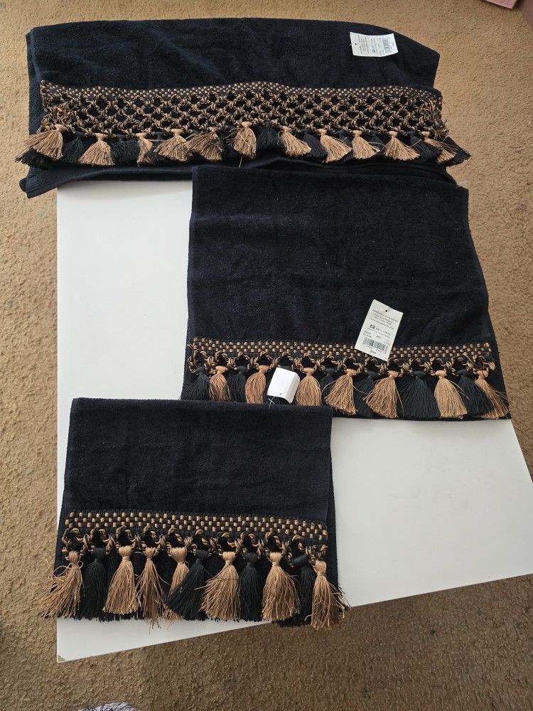 Avanti Towels Set Never Used
