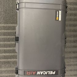 Pelican 1615 Dark grey W/ Black Handles And Latches 