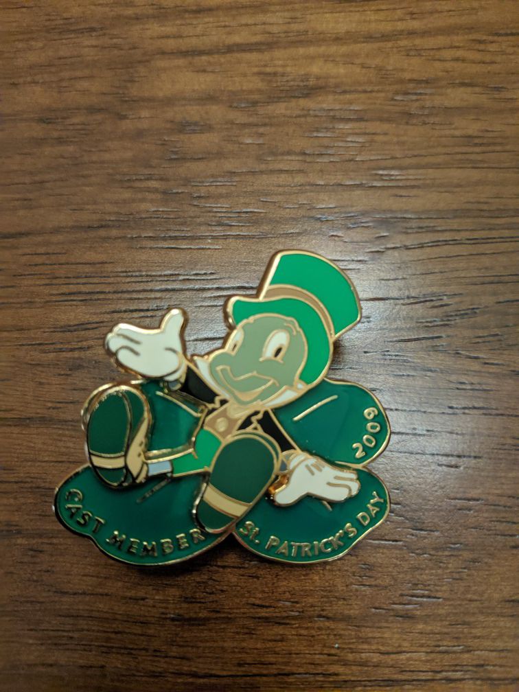Disney cast member Saint Patrick's day 2009 pin with Jiminy cricket limited edition of 1500