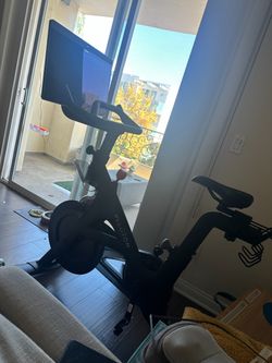 Perfect Condition Peloton Bike Plus 2021 - Los Angeles