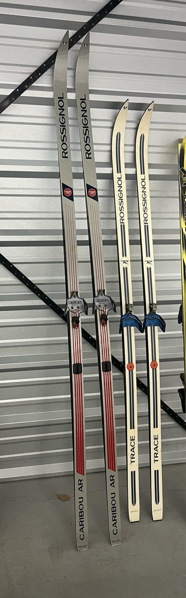 2 Sets Of Skis And 1 Pair Of Boots