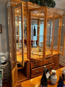 Entire dining set. Solid wood Broyhill