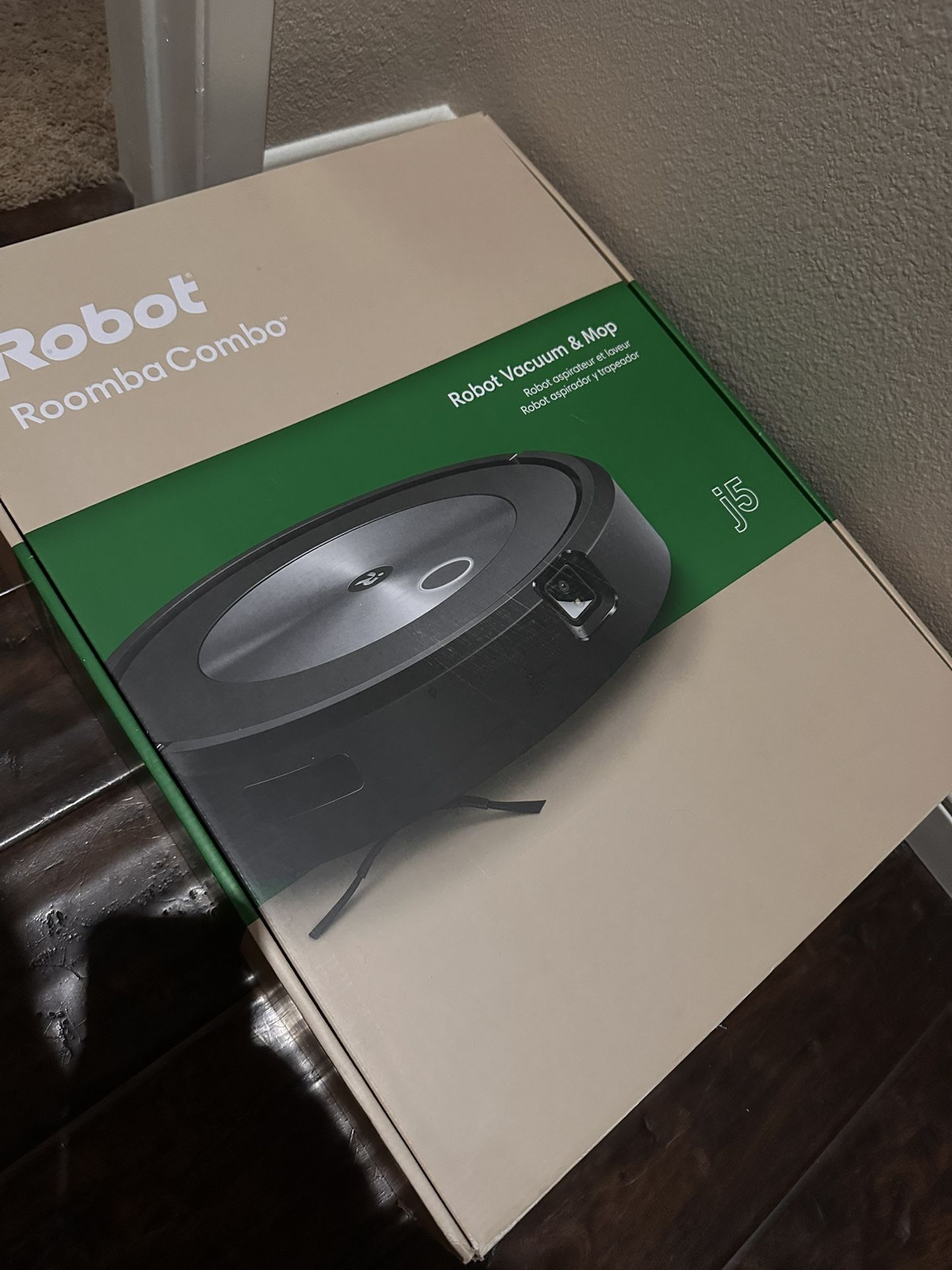 iRobot J5 - Robot Vacuum And Mop