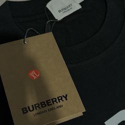 Black tee Burberry