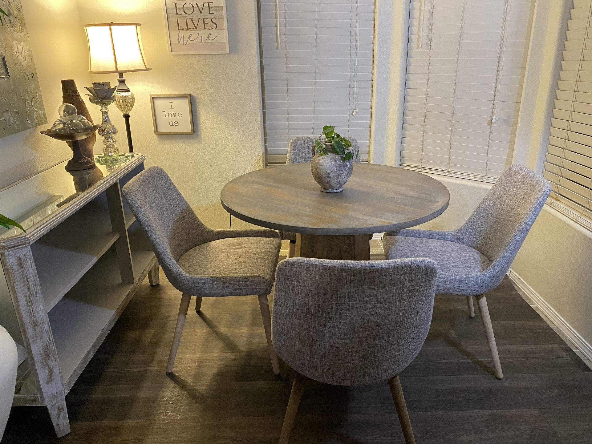 FREE DELIVERY 🚚 Round Kitchen Table With 4 Chairs