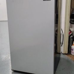 Magic Chef 3.2 cu.ft. Mini Fridge Refrigerator