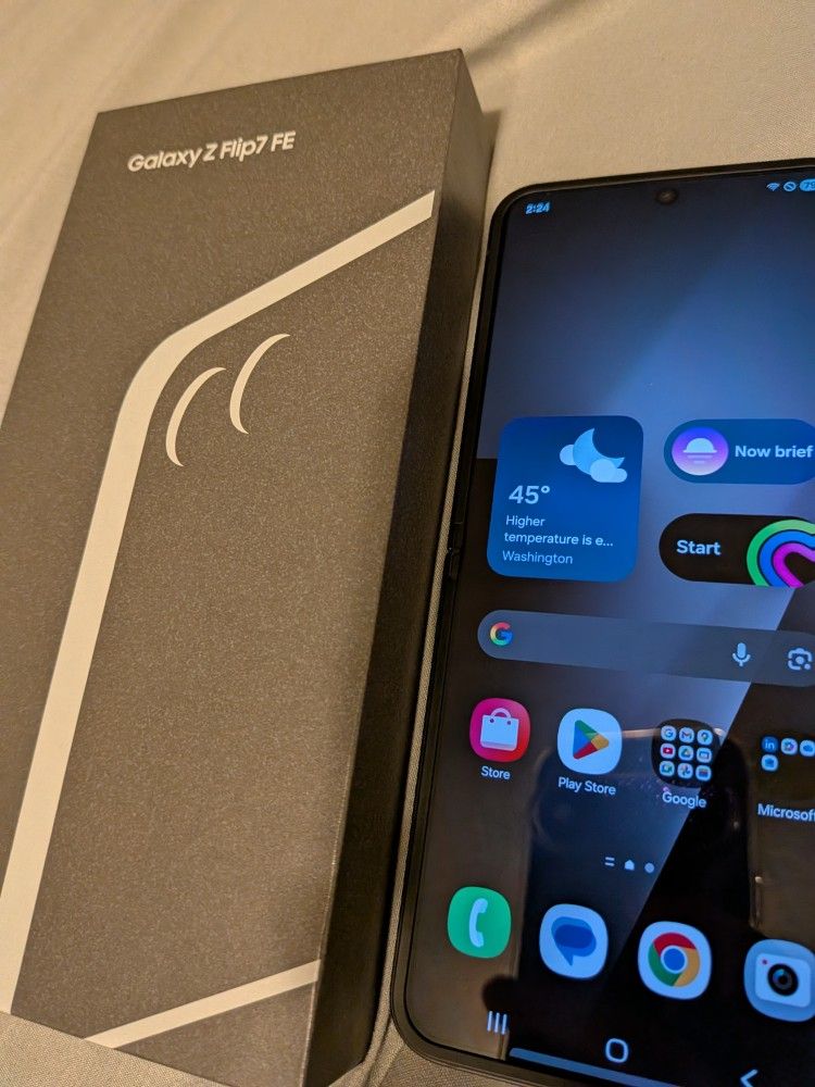 Samsung Z Flip 7 FE 256GB New UNLOCKED Clean IMEI