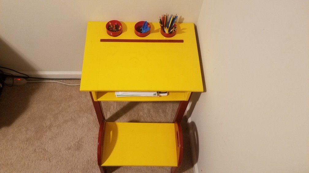 Small kid's desk