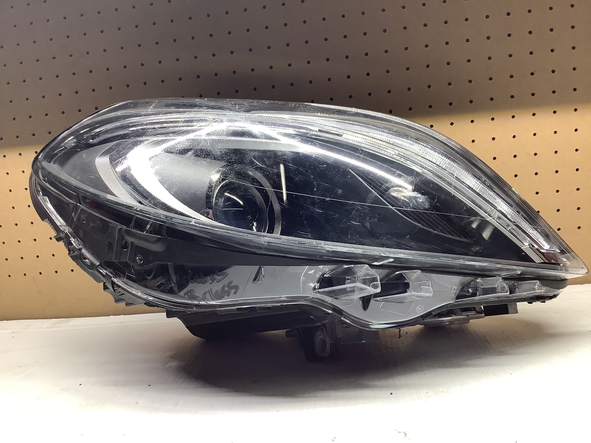 16-17 MERCEDES-BENZ B250 RIGHT PASSENGER (XENON) HEAD LIGHT OEM# A 242 820 04 61