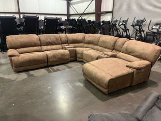 Petaluma power recliner sectional with chase