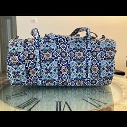 NWT Vera Bradley Large Traveler Bag: Lisbon Medallion Cool