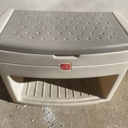 Step2 Boot Bench 27”W Seat Lid Flips Open for small storage space