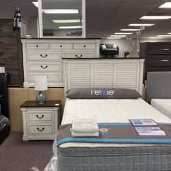 New King Bedroom Group