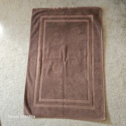 $5  (2) BROWN BATH MATS/TOWELS