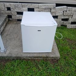 Sunbeam Mini Fridge 17cu