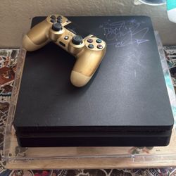 PS4 Slim 