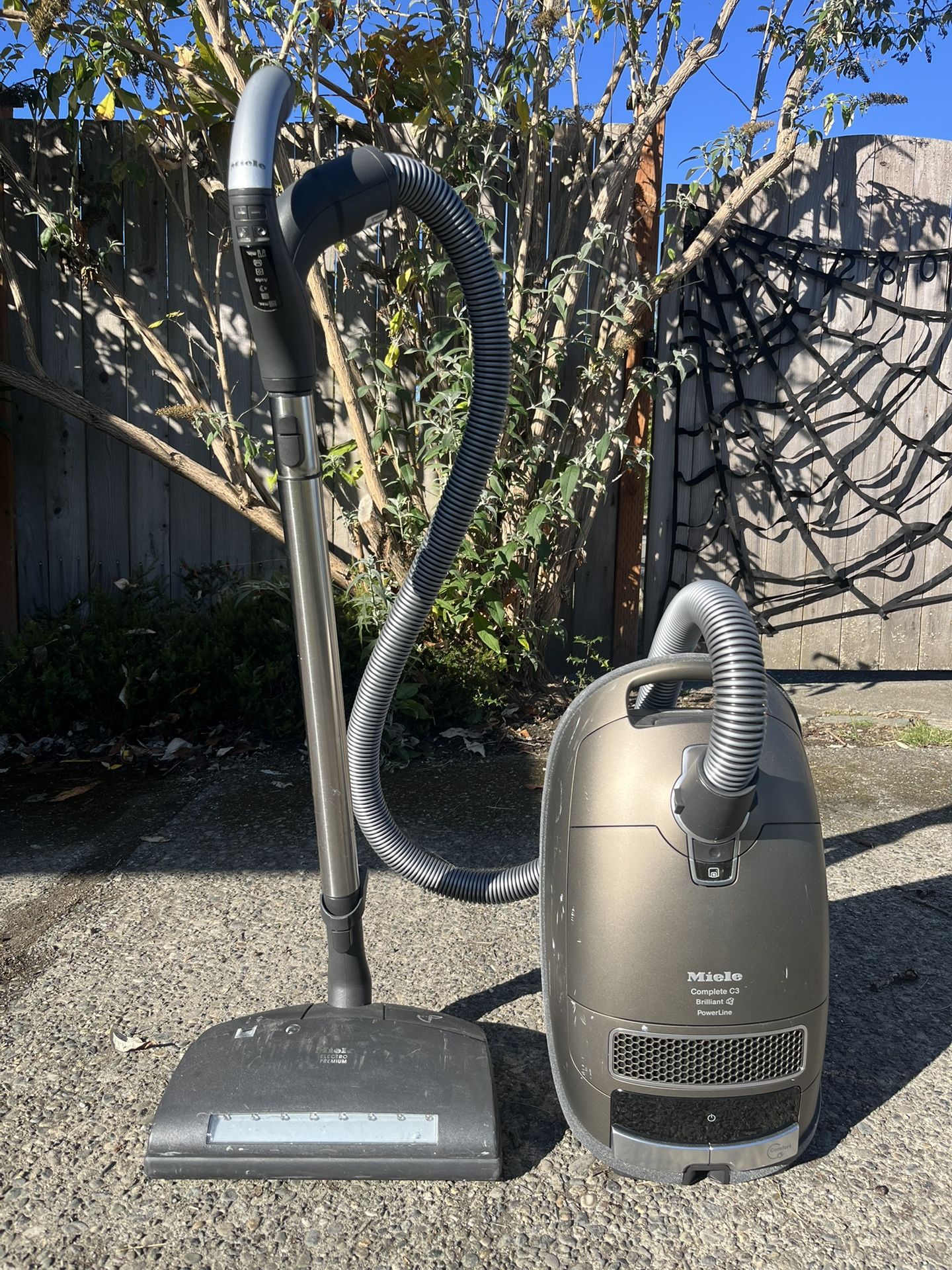Vacuum - Miele Complete C3 Brilliant Powerline